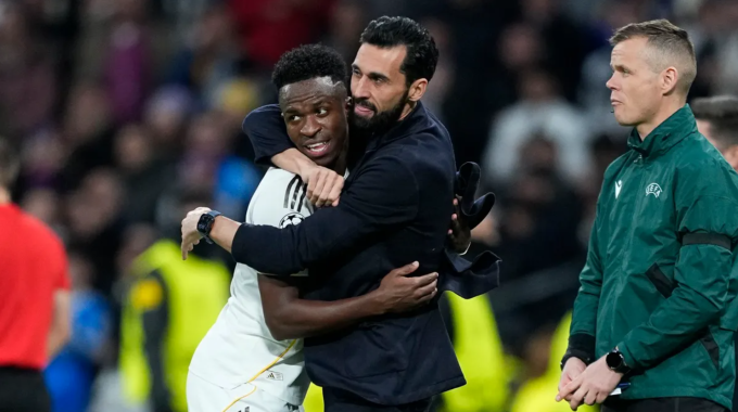 Vinicius ôm HLV Alvaro Arbeloa sau khi ghi bàn trong trận Real Madrid thắng Monaco 6-1 ở lượt bảy Champions League ngày 20/1/2026. Ảnh: Europa Press