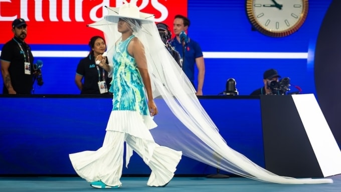 Osaka bước vào sân Rod Laver, trong trận gặp Ruzic ở vòng đầu Australia Mở rộng hôm 20/1. Ảnh: Reuters