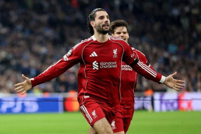 ... rồi ăn mừng cùng các đồng đội trong trận thắng Marseille.