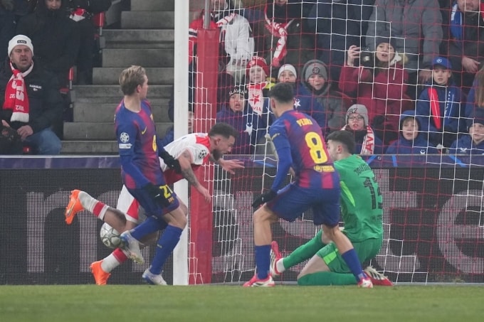 Kusej (áo đỏ trắng) trong tình huống mở tỷ số trận Slavia Prague thua Barca 2-4 ở lượt bảy Champions League trên sân Fortuna, Prague, CH Czech ngày 21/1/2025. Ảnh: La Presse