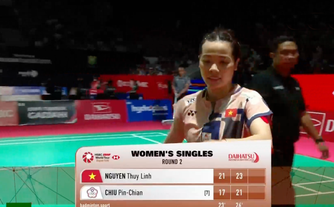 Tay vợt Nguyễn Thùy Linh sau chiến thắng Chiu Pin-chian 2-0 ở vòng 1/16 giải Giải cầu lông Indonesia Masters 2026, trưa 22/1 tại thủ đô Jakarta.