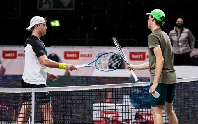 Sinner (phải) thắng hai trong ba lần đối đầu với Duckworth. Ảnh: Sky Italy