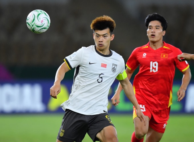 Trung vệ Trung Quốc Liu Haofan (áo trắng) thi đấu trong trận thắng Việt Nam 3-0 ở bán kết VCK U23 châu Á 2026, trên sân Prince Abdullah Al Faisal ở Jeddah, Arab Saudi ngày 20/1/2026. Ảnh: AFC