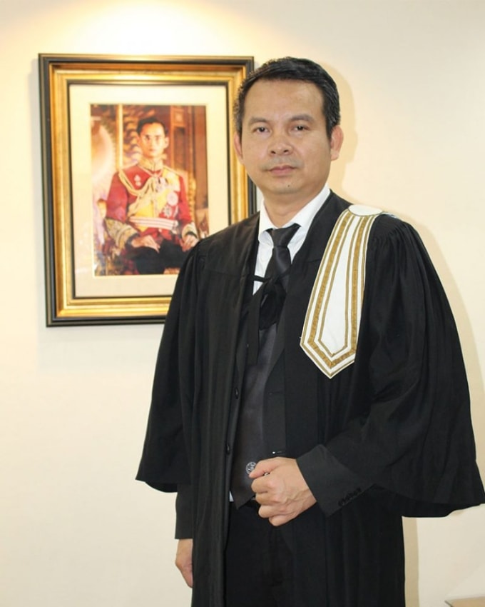Một luật sư Thái Lan trong trang phục áo choàng truyền thống. Ảnh: Thailandlawyer