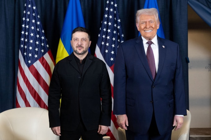 Tổng thống Mỹ Donald Trump (phải) và Tổng thống Ukraine Volodymyr Zelensky tại Davos, Thụy Sĩ ngày 22/1. Ảnh: Reuters