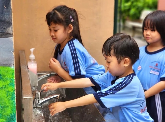 Học sinh trường Tiểu học Đặng Trần Côn, TP HCM, sử dụng bồn rửa tay, tháng 10/2024. Ảnh: Tiểu học Đặng Trần Côn