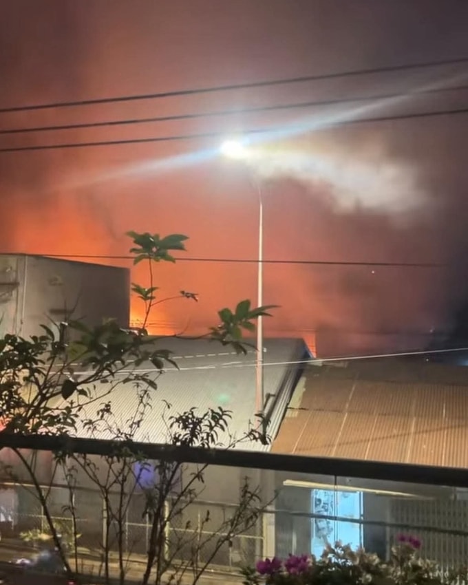 Ngọn lửa bốc cao đỏ rực cả vùng. Ảnh: Minh Bằng