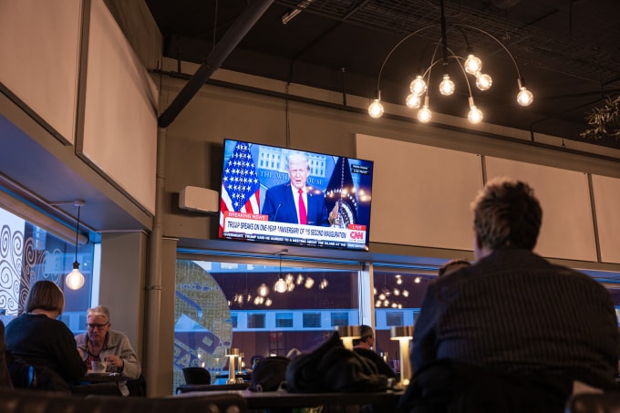 Người dân theo dõi thông tin về Tổng thống Donald Trump tại một quán cafe ở Nuuk, Greenland ngày 21/1. Ảnh: AFP