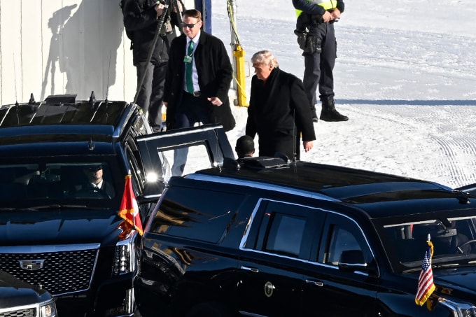 Tổng thống Mỹ Donald Trump tiến đến gần chiếc limousine Cadillac Escalade tại Davos ngày 21/1. Ảnh: AFP