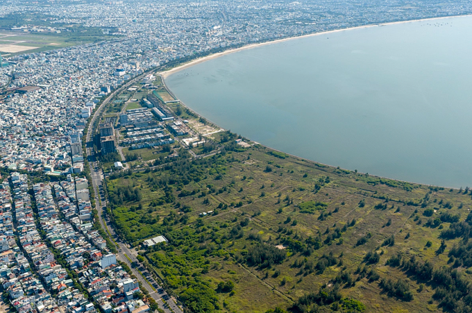 Khu vực Vịnh Đà Nẵng, dọc đường Nguyễn Tất Thành hiện đã có dự án lấn biển khu đô thị quốc tế Đa Phước. Ảnh: Nguyễn Đông