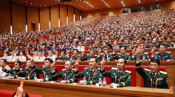 Đảng viên biểu quyết tại đại hội. Ảnh: TTXVN