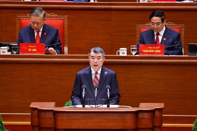 Ông Lê Minh Hưng, Ủy viên Bộ Chính trị, Bí thư Trung ương Đảng, Trưởng Ban Tổ chức Trung ương thay mặt Đoàn Chủ tịch trình bày Báo cáo của BCH Trung ương Đảng khóa XIII về công tác nhân sự BCH Trung ương Đảng khóa XIV. Ảnh: TTXVN