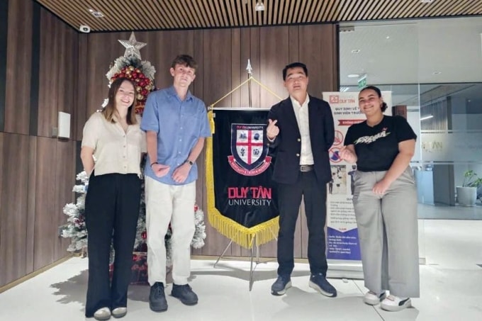 Ba sinh viên Pháp, Salomé Goujon, Axel Brosset và Rose Djedidi (từ trái sang), chụp ảnh cùng TS. Bùi Kim Luận - Quyền hiệu trưởng, Trường Du lịch (HTi), Đại học Duy Tân. Ảnh: Đại học Duy Tân