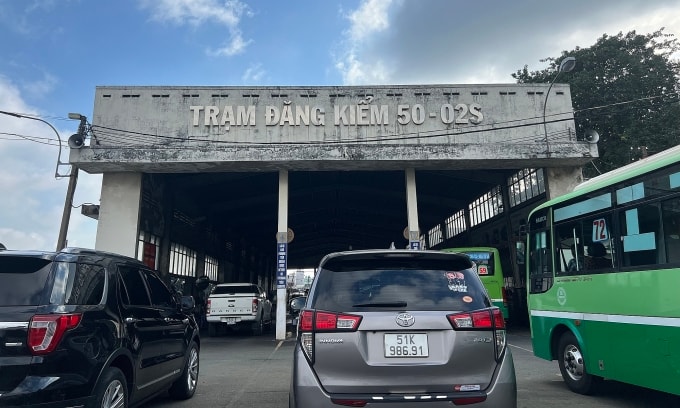 Xe chờ kiểm định tại trại đăng kiểm TP. HCM. Ảnh: Hồ Tân