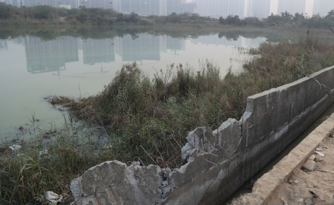 Hố nước rộng và sâu - nơi Yuvraj Mehta gặp nạn. Ảnh: Indian Express