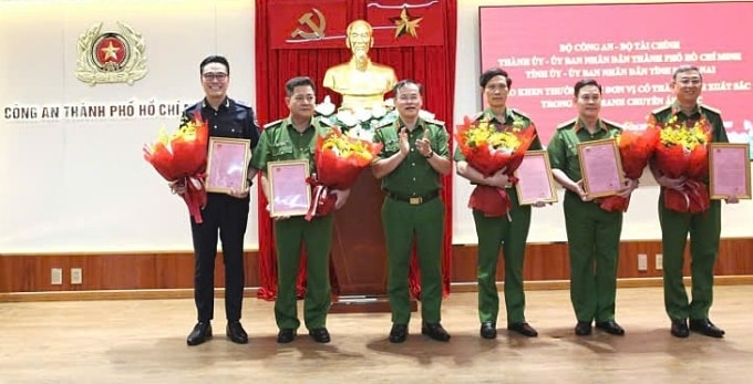 Thứ trưởng Công an Nguyễn Văn Long (thứ 3, bên trái) trao thư khen cho đại diện các đơn vị tham gia Chuyên án 1025C. Ảnh: Bộ Công an