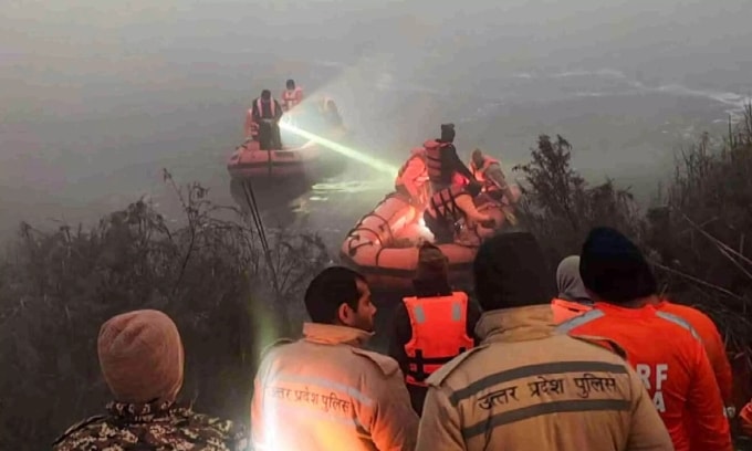 Lực lượng cứu hộ ở hiện trường. Ảnh: PTI