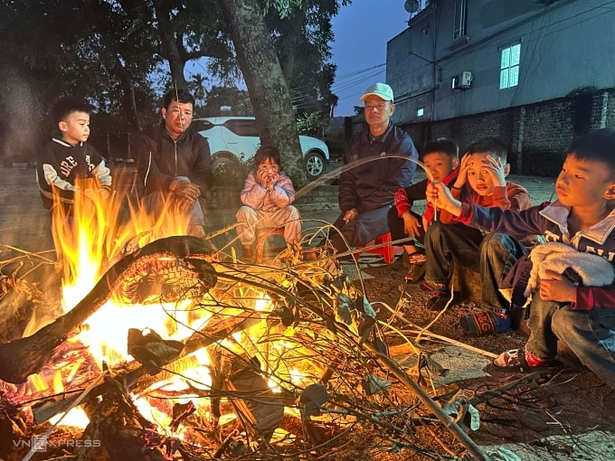 Người Hà Nội đốt sưởi chống rét chiều tối 22/1. Ảnh: Gia Chính