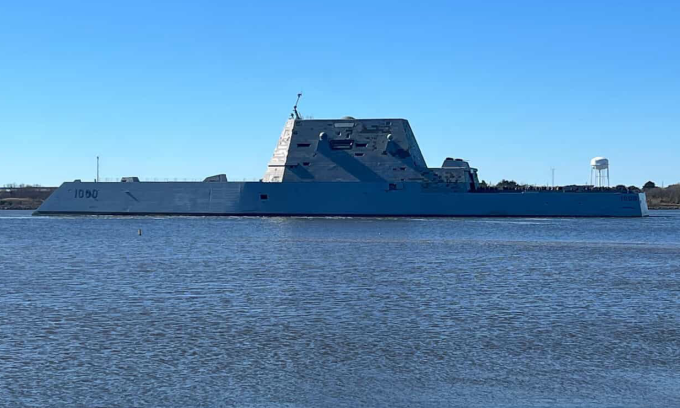 Khu trục hạm USS Zumwalt rời xưởng đóng tàu ở Pascagoula, Mississippi hôm 15/1. Ảnh: Warshipcam