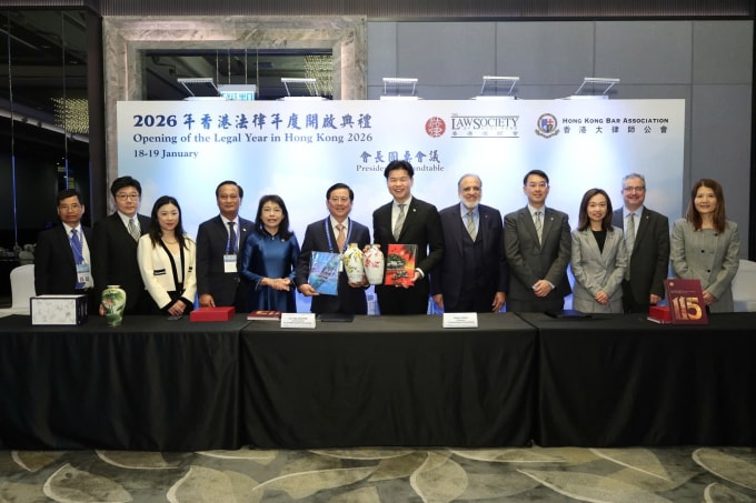 Đại diện hai bên ký biên bản ghi nhớ. Ảnh: Đoàn Luật sư TP HCM