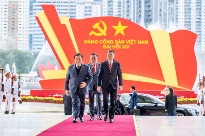 Từ phải qua là Trưởng ban Tổ chức Trung ương Lê Minh Hưng, Chủ nhiệm Ủy ban Kiểm tra Trung ương Trần Sỹ Thanh và Giám đốc Học viện Chính trị Quốc gia, Chủ tịch Hội đồng Lý luận Trung ương Nguyễn Xuân Thắng. Ảnh: Giang Huy