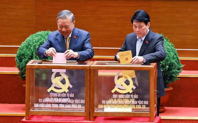 Tổng Bí thư Tô Lâm và Chủ tịch nước Lương Cường bỏ phiếu bầu tại Đại hội. Ảnh: TTXVN
