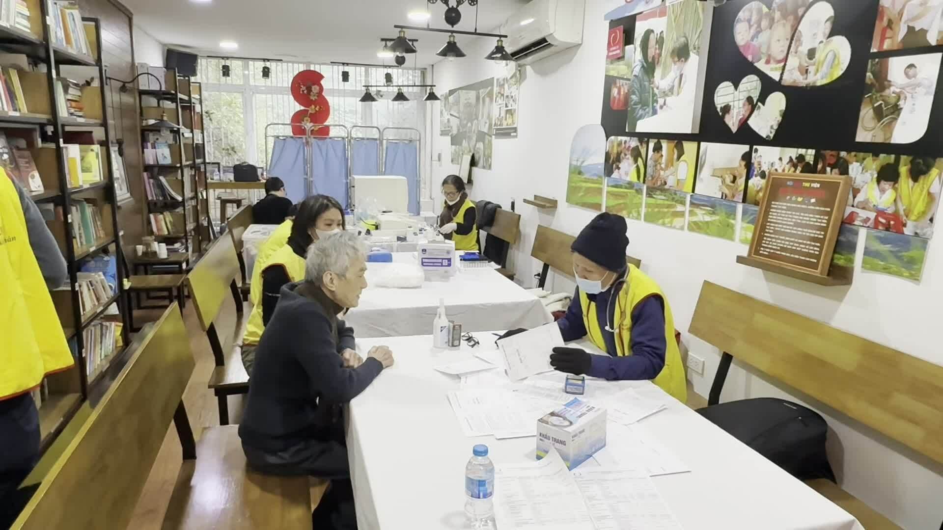 Phòng khám 0 đồng trong quán cà phê Hà Nội