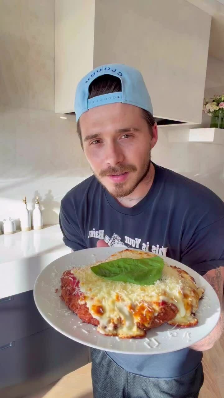 Brooklyn Beckham nấu ăn