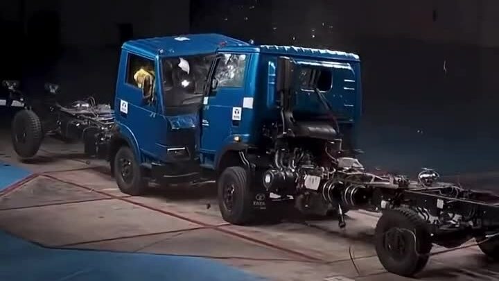 Hai xe tải đấu đầu trong thử nghiệm an toàn