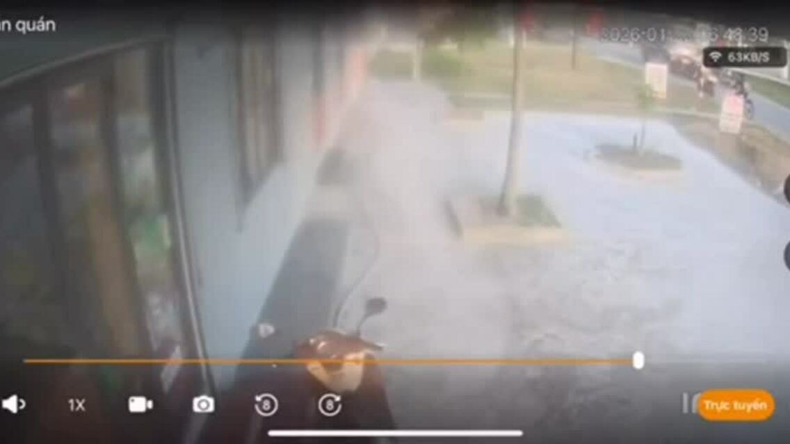 Xe tải tông loạt xe đạp điện trước cổng trường, hai người tử vong