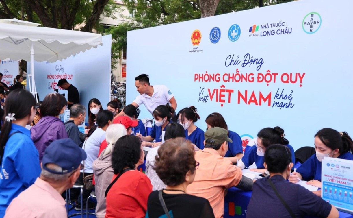 long-chau-dong-hanh-tam-soat-nguy-co-dot-quy-mien-phi-cho-hon-1.000-nguoi-dan-tai-le-khoi-dong-hop-tac-chien-luoc-quoc-gia-ve-phong-va-quan-ly-dot-quy-tai-viet-nam..jpg
