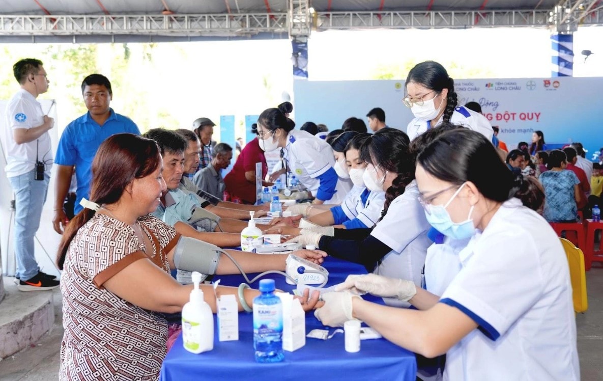 Người dân được đội ngũ Long Châu tư vấn miễn phí.