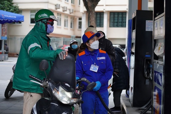 Giá xăng giảm trở lại - Ảnh 1.