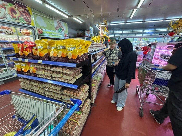 Giá trứng gà chênh lệch lớn: Người tiêu dùng gặp khó khăn trong mùa dịch - Ảnh 1.