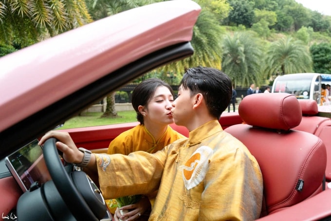 Minh Hoàng rước Phương Nhi về bằng xe mui trần màu hồng.