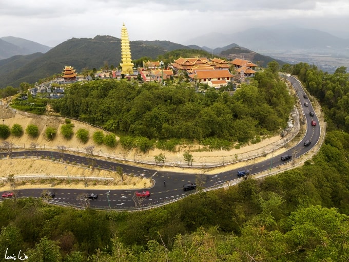 Vợ chồng doanh nhân Minh Hoàng làm lễ hằng thuận tại Trúc Lâm Phụng Thùy Sơn, ngôi chùa nằm ở độ cao khoảng 500 m so với mực nước biển, nổi bật với bảo tháp 13 tầng cao 39 m dát vàng.