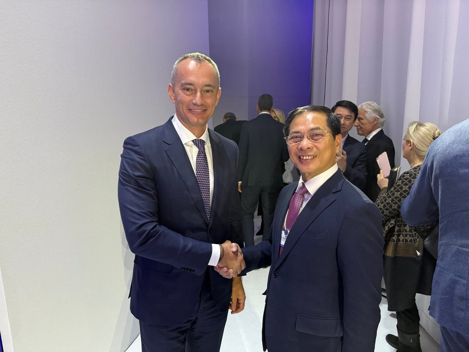 Phó Thủ tướng Bùi Thanh Sơn gặp Đại diện cấp cao của Hội đồng Hoà bình, cựu đặc phái viên Liên hợp quốc về Trung Đông Nickolay Mladenov. (Ảnh: Bộ Ngoại giao Việt Nam)