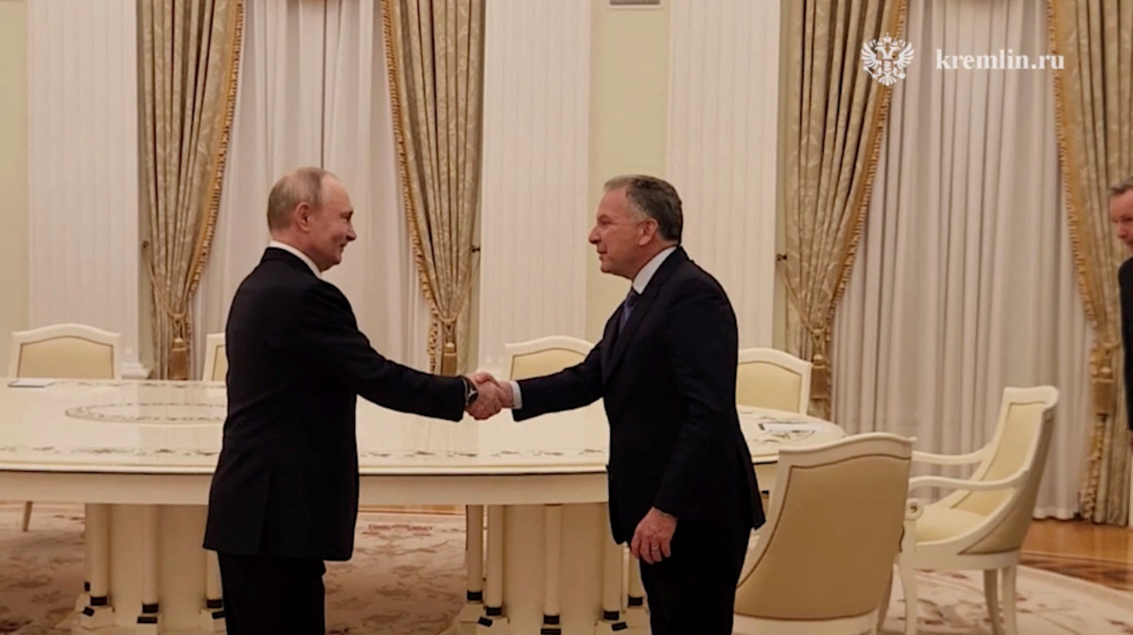 Tổng thống Nga Vladimir Putin bắt tay ông Steve Witkoff, đặc phái viên của Tổng thống Mỹ Donald Trump, trong cuộc gặp tại Điện Kremlin ở Moskva, Nga, ngày 22/1/2026. (Ảnh: Kremlin.ru/Handout qua Reuters)