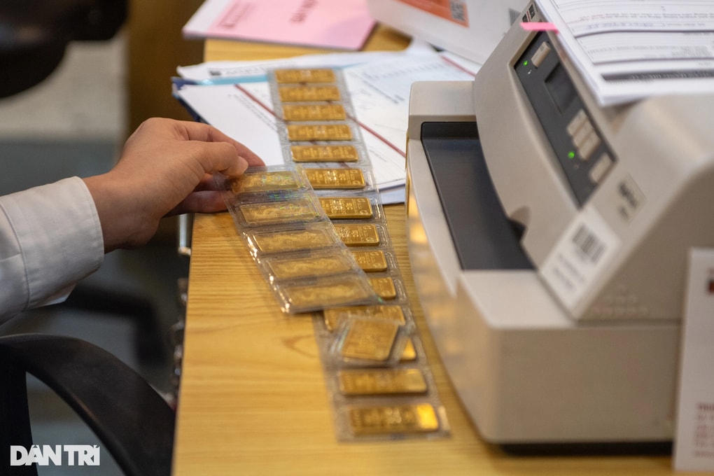 Người mua vàng lỗ ngay 4 triệu đồng/lượng sau một ngày khi giá giảm mạnh - 1