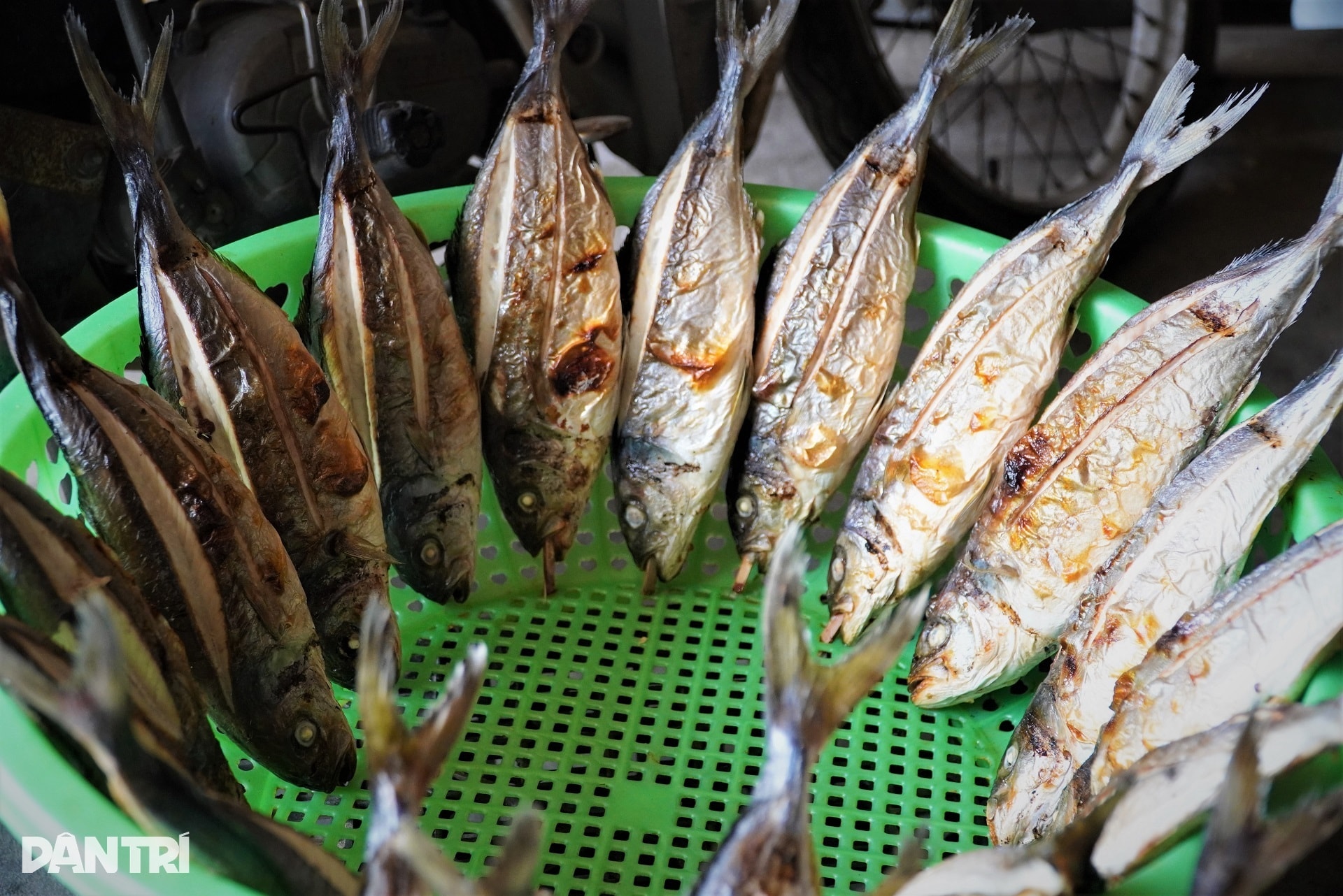 Làng nghề đỏ lửa ngày đêm, thợ thuyền mướt mồ hôi giữa giá lạnh - 12