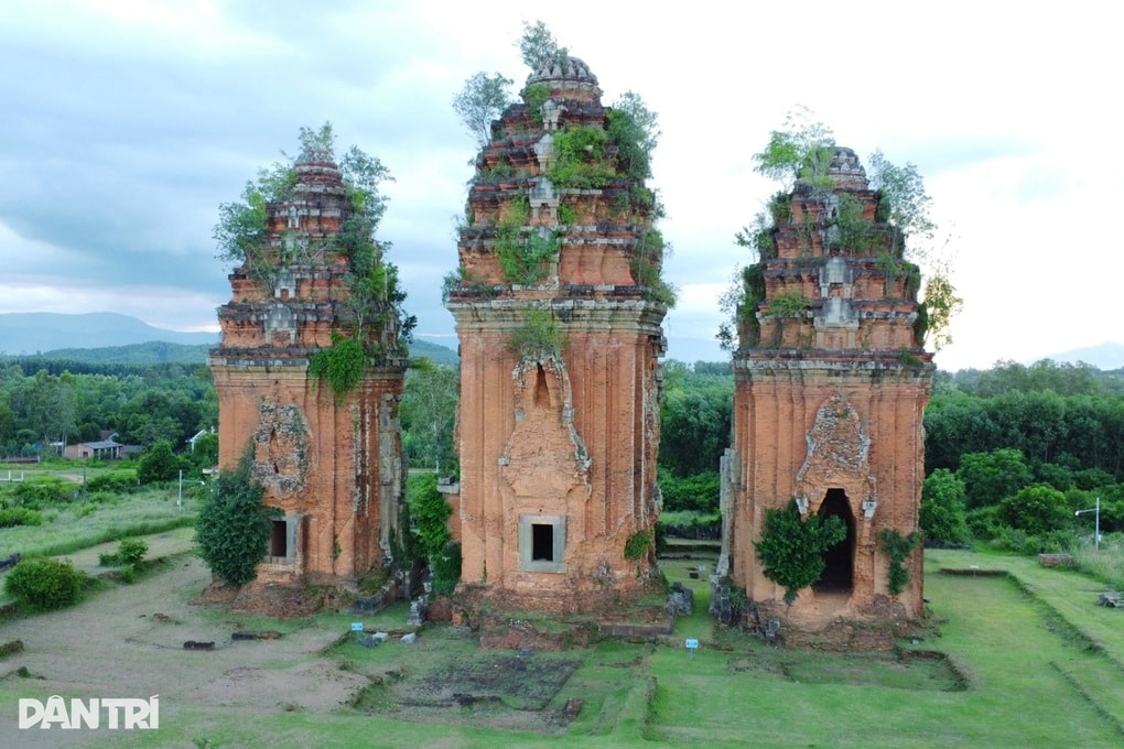 Phát hiện hai hiện vật quý hiếm tại tháp gạch cao nhất Đông Nam Á - 1