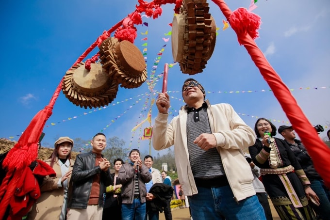 Du khách hào hứng tham gia trò chơi dân gian tại Bản Mây. Ảnh: Sun World