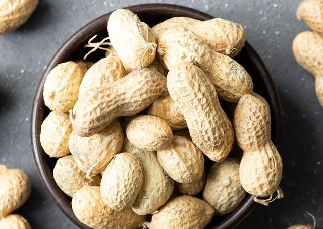 Lạc nhiều dinh dưỡng, nhưng nên ăn một lượng vừa phải để đảm bảo sức khỏe. Ảnh: Aboluowang