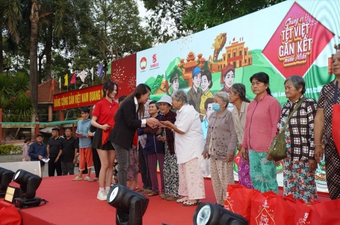 Bà Patsy Lim, đại diện Sabeco trao quà tận tay đến người dân. Ảnh: Sabeco