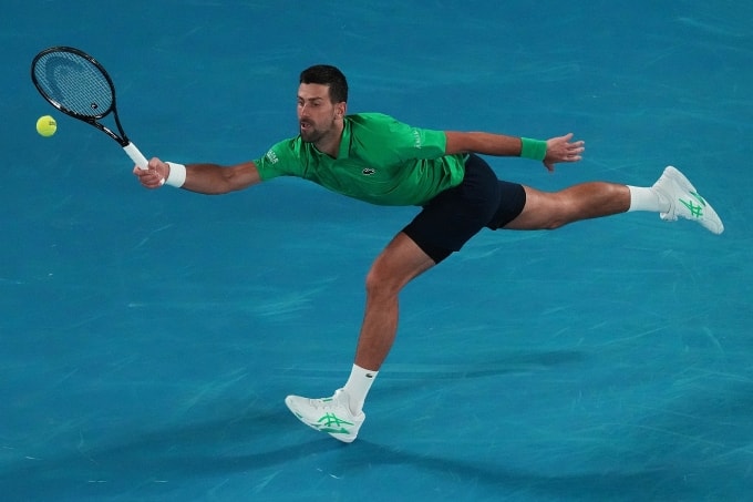 Novak Djokovic trong trận đối đầu tay vợt Pedro Martinez trong giải Australia mở rộng, ngày 19/1. Ảnh: AP