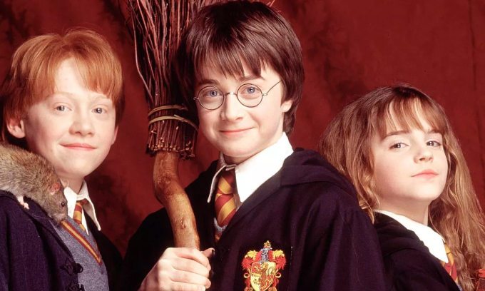 Từ trái qua: diễn viên Rupert Grint, Daniel Radcliffe và Emma Watson thời đóng Harry Potter phần đầu tiên. Ảnh: Warner Bros.
