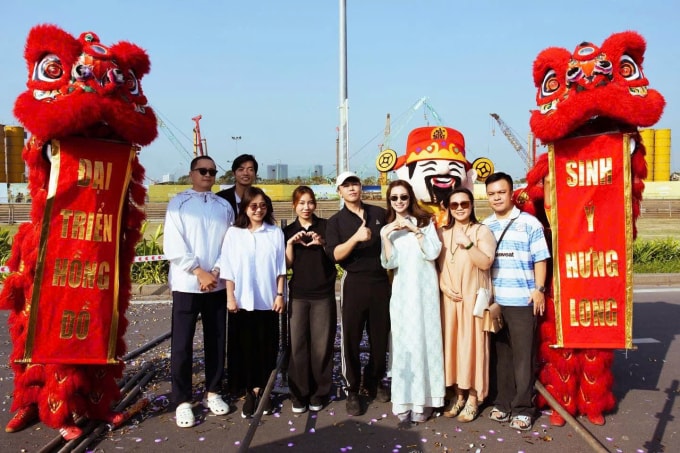 Hòa Minzy (thứ ba từ phải qua) cùng êkíp tại điểm tổ chức concert ở TP HCM ngày 1/2. Ảnh: NVCC