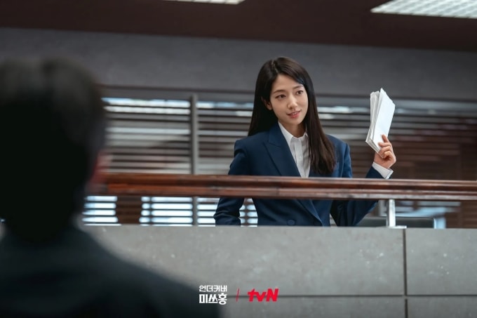 Park Shin Hye trong phim Undercover Miss Hong. Ảnh: tvN