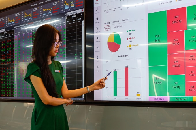 Một khách hàng đang theo dõi chứng khoán. Ảnh: Quỳnh Trần