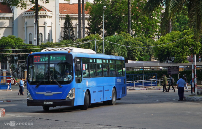 Xe buýt số 27 (bến xe buýt Sài Gòn - Âu Cơ - Bến xe An Sương) vào bến đón khách, tháng 4/2021. Ảnh: Gia Minh